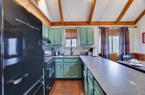 Lake Harmony Estates Cabin | Moose Tracks Cabin · Hot Tub · 5 Min to Slopes