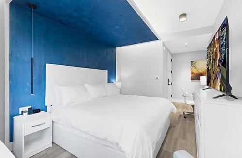 Port Morris Hotel | Mott Haven King Suite | Gym | Kitchenette | Free Wi-Fi