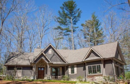 Highlands House | Mount Lori Hillside Retreat: 1-Level Luxury w/Screen Porch, Stone Patio, Garage