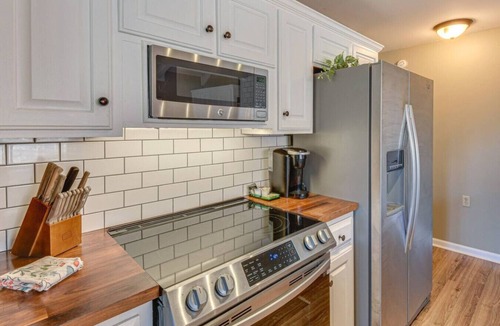 Sunset House | Mountain Views, Peaceful Waterfall 3 King Bedrooms