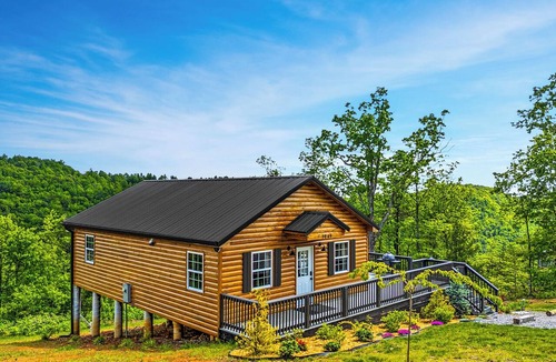 Morganton Cabin | Mtn Views⛰️Pool 💦Dog Friendly🐕 2 King Beds ☕Coffee/Tea Bar