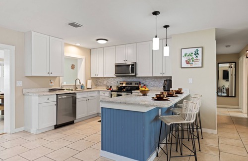 Interchange Square House | Namaste Getaway ☯ Heated Pool/Private Yard -17 mins to the beach!