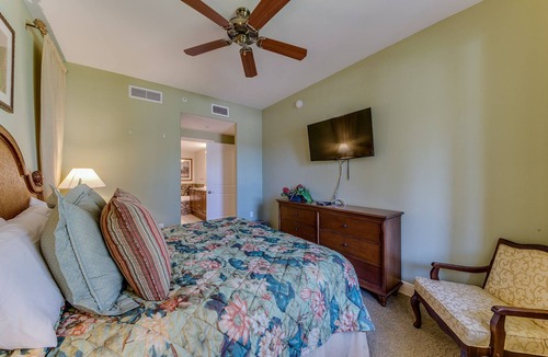 Royal Harbor Condo | Naples Bay Resort Shopping Food and Resort Amenities