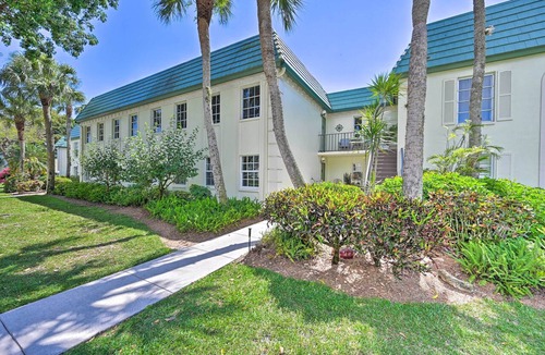 Central Naples Condo | Naples Condo w/Enclosed Balcony & Lake Views!