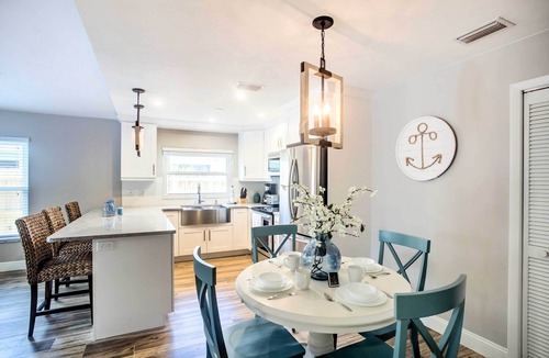 Naples Park Cottage | Naples Home w/Lanai & Pool Near Vanderbilt Beach!