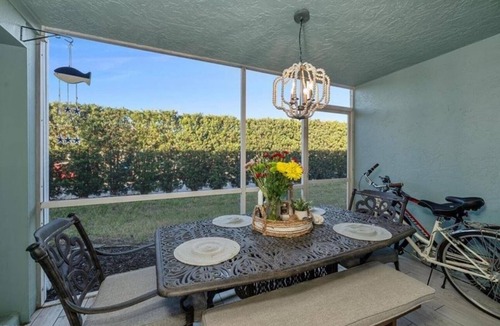 Palm River Estates Condo | Naples Paradise Condo – Resort Pool + Prime Location