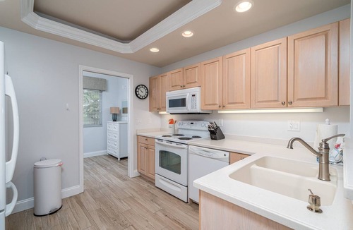 South Island Condo | Near Beach and Shopping| Pool & Spa