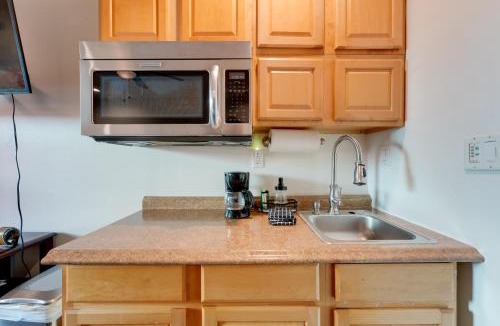 Palm Harbor Apartment | Near Fishing: Palm Harbor Studio w/Pool Access!