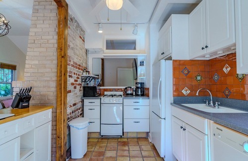 Indian Beach Sapphire Shores House | Near Sarasota Bay Garden Cottage - 2BR Historic Retreat
