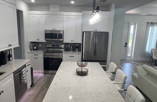 Venice Gardens House | New 3BR Home w/Private Pool 12 Min to Venice Beach Modern & Spacious