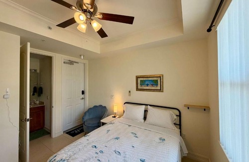Bonita Shores Hotel | NEW Bright Gulf-Side Queen Studio in Bonita Springs