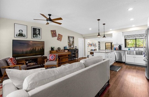 Fairview Shores House | NEW! ☀Bungalow+Patio+FirePit! Close to Everything!