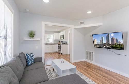 East Tampa House | 🌞🌴NEW! Charming & Cheerful Tampa Getaway | Centrally Located | Newly Renovated