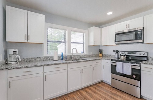 East Tampa House | 🌞🌴NEW! Charming & Cheerful Tampa Getaway | Centrally Located | Newly Renovated