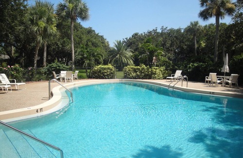 Indian River Shores Condo | NEW Coastal Chic 2bd2ba Condo Overlooking Pristinely Landscaped Tropical Grounds