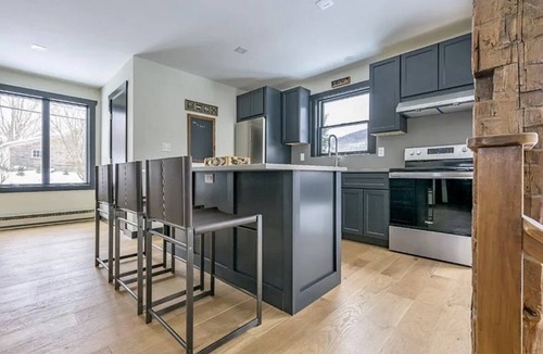 Windham House | NEW - Cozy Modern: Stunning views,3 mins ski,BBQ,Fire Pit,Game Room,walk to town