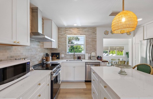Southside House | New! Fully Renovated Luxurious Villa in SoSo with Pool in West Palm Beach