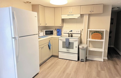 Tampa Apartment | New Listing Apartment - Central Location, Waterfront fenced yard, Washer & Dryer