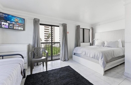 Florida Center Apartment | New Listing! Lovely Studio for 3 close to everything