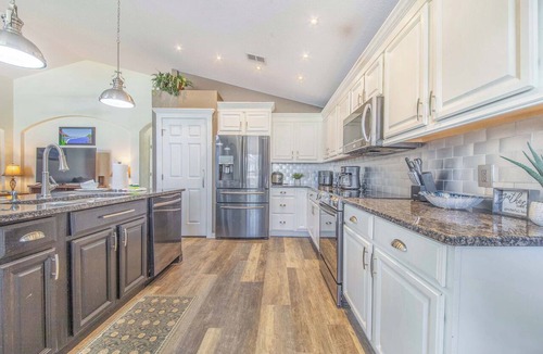 Highgate Park House | NEW LISTING Luxury Pool Villa with jacuzzi heat, games room, close to Disney