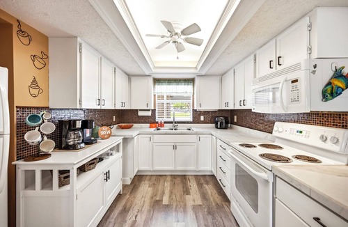 Caloosahatchee Condo | New Listing! Waterfront Cape Coral | Pool & Lanai | Walk to Dining & Shopping