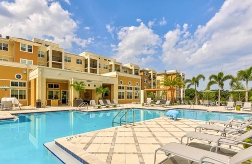 Riverview Apartment | NEW! Luxurious Lakeview Retreat King Size| 1BR/1BA
