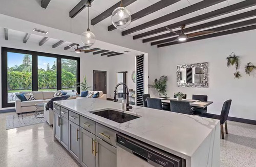 Indian Beach Sapphire Shores Villa | NEW Luxury 4/3 Home By Downtown, Beach & Keys