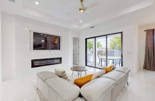 Diplomat House | New modern home with pool, lawn, W/D, Wifi and AC