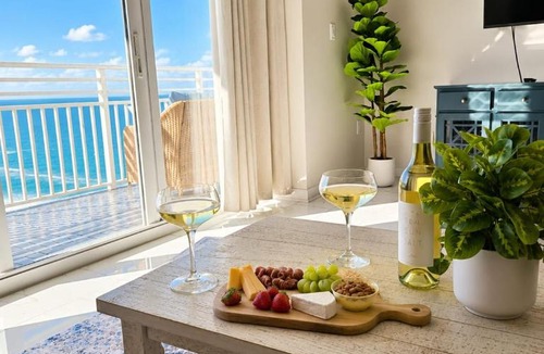 Brush - Stewarts Apartment | NEW Oceanfront Resort Condo Pool Beach