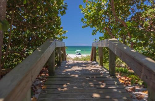 Naples Park House | NEW Palm Tree Paradise -Close To The Beach! Beautiful Heated Pool!