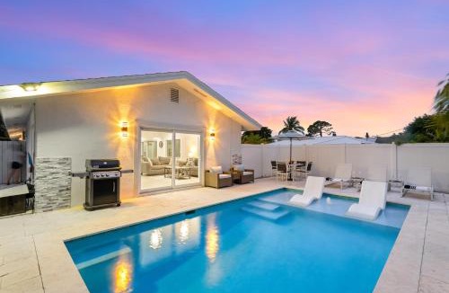 Naples Park House | NEW Palm Tree Paradise -Close To The Beach! Beautiful Heated Pool!