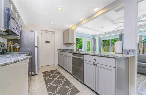 Englewood House | 🐬New Private Heated Pool and Hot Tub, Steps to the Beach🐬