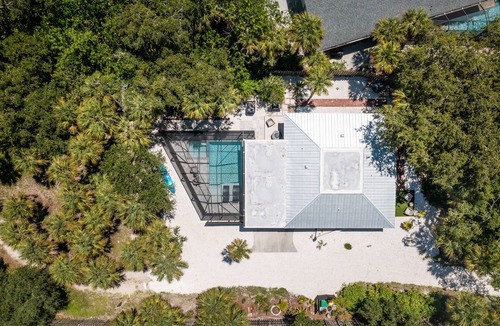 Englewood House | 🐬New Private Heated Pool and Hot Tub, Steps to the Beach🐬
