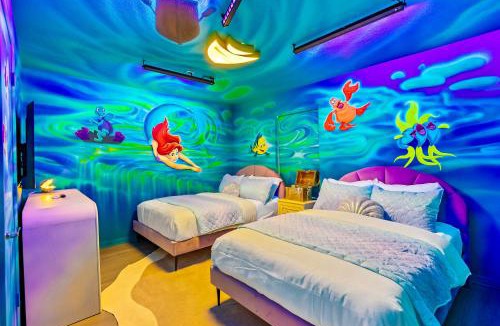 Four Corners House | New Resort Private Pool & Spa Outdoor Theater Game Room Minutes to Disney World