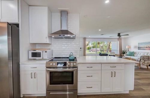 Maximo Moorings House | NEW! STUNNING & CLOSE TO EVERYTHING!