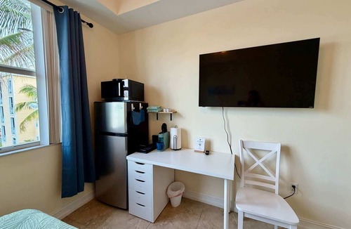 Bonita Shores Apartment | NEW Sun-Filled Queen Studio near Beach