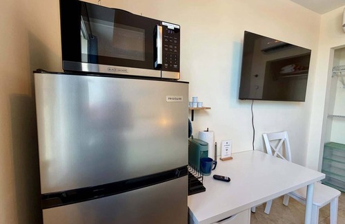 Bonita Shores Apartment | NEW Sun-Filled Queen Studio near Beach