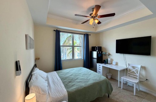 Bonita Shores Hotel | NEW Sun-Filled Queen Studio near Beach