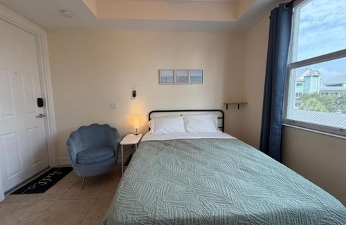 Bonita Shores Hotel | NEW Sun-Filled Queen Studio near Beach