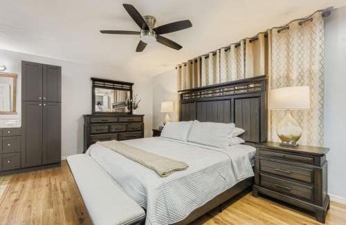 Town N County Park House | New Sunrise Sanctuary 4BR home with pool and jacuzzi