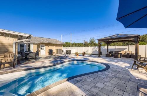 Town N County Park House | New Sunrise Sanctuary 4BR home with pool and jacuzzi