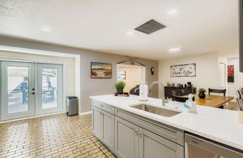 Town N County Park House | New Sunrise Sanctuary 4BR home with pool and jacuzzi