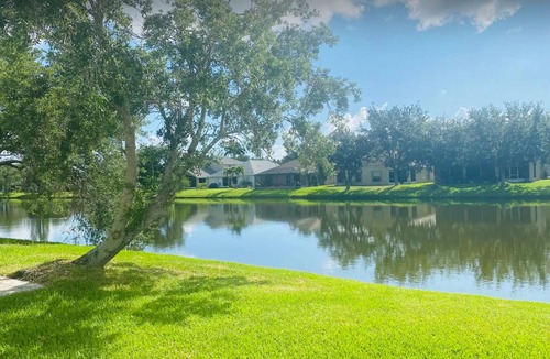 West Melbourne House | NEW! Upscale Lakeview 3-bedroom home, Pool, FastWiFi, Washer & Dryer, near Beach