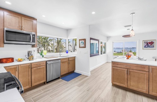 Boca Ciega Isle House | New-Waterfront 3BR 2 1/2 Bath, Amazing View, Beach, Fishing, Beautiful Sunrises!