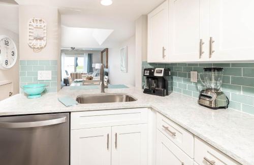 Oceanmarsh Subdivision House | Newly Listed Immaculate Condo - Distant Ocean Views - Pool and Beach Access