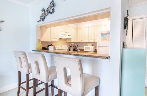 Belle Vista Condo | NEWLY REMODELED!! COZY & PET FRIENDLY CONDO ON THE BAY & ACROSS FROM THE BEACH