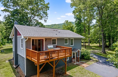 Arden House | Newly Remodeled Charming Mountain Retreat In Super Location