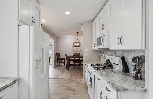 Wildwood Crest Apartment | Newly remodeled Crocus by the Sea Side Cottage close to everything & first floor