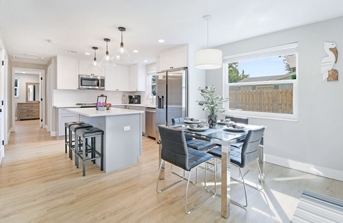 Seminole House | Newly Renovated 10 mins to Beaches Firepit