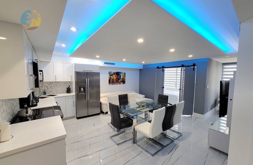 Mid Beach Apartment | NEWLY RENOVATED! 4 Bed 3 Bath Bachelorette Beach Pad w/Stunning Views 2 Pools! - 903
